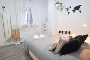 A bed or beds in a room at Apartamento Atarazanas Málaga Centro Histórico