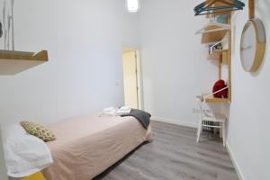 A bed or beds in a room at Apartamento Atarazanas Málaga Centro Histórico
