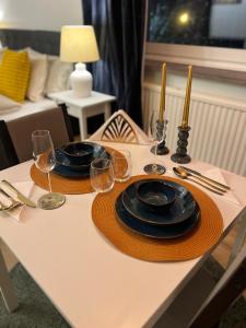 un tavolo con due piatti e bicchieri da vino sopra di Noah Longstay Borås a Borås