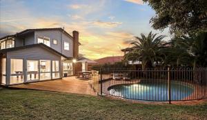 una casa con una valla alrededor de una piscina en Pool & Table Tennis - Mornington Peninsula Beach House, en Frankston South