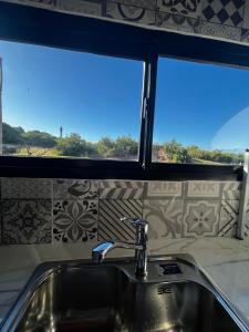 fregadero en una cocina con 2 ventanas en Casa a estrenar 450 metros de la playa en Quequén