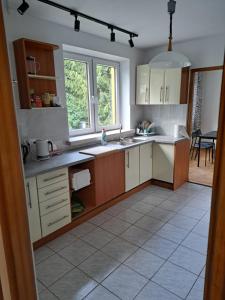 A kitchen or kitchenette at P&P noclegi - Krosno Sikorskiego