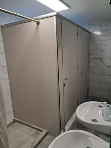 A bathroom at P&P noclegi - Krosno Sikorskiego