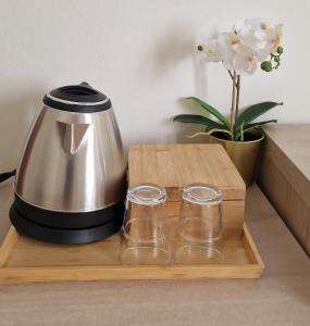 een waterkoker en 2 glazen op een houten dienblad bij Le Petit Palü Las Palmas in Las Palmas de Gran Canaria