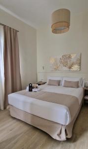 a bedroom with a large white bed in a room at Le Petit Palü Las Palmas in Las Palmas de Gran Canaria