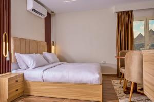 Uma cama ou camas num quarto em Rotana Pyramids View