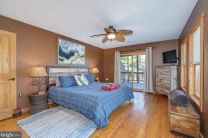 Katil atau katil-katil dalam bilik di Cabin in Lost City WV with Hot Tub and Pet Friendly +27 gambar