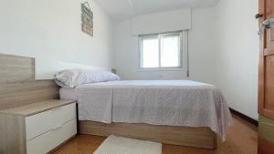 Habitación pequeña con cama y ventana en Apartamento Familiar en Verín España, en Verín