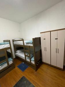 聖保羅的住宿－Garden Hostel - Santana，客房设有三张双层床和橱柜。