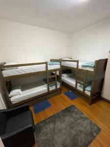 Krevet ili kreveti na sprat u jedinici u okviru objekta Garden Hostel - Santana