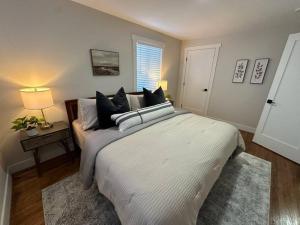 Un dormitorio con una cama grande y una ventana en Cozy Mountain Escape en Salt Lake City