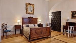 Schlafzimmer mit einem Bett und einem Wandspiegel in der Unterkunft Stadtpalais Königssuite maximal 2 Personen und 1 Kleinkind in Bautzen