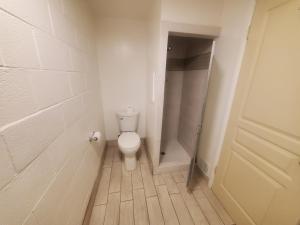Ванная комната в Thunder Bird Motel