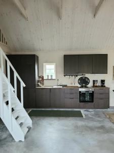 Kuchyň nebo kuchyňský kout v ubytování Hus i mysig by nära havet