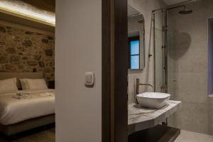 Koupelna v ubytování Μikri Arktos Boutique Hotel + 37 fotografií