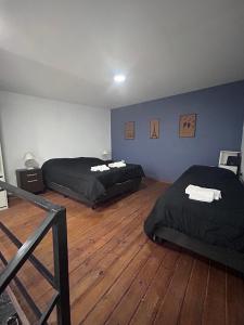- 2 lits dans une chambre dotée de parquet dans l'établissement Rioja Suites - Duplex Centrico VII., à La Rioja