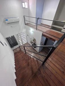 - un escalier en colimaçon dans une chambre dotée de parquet dans l'établissement Rioja Suites - Duplex Centrico VII., à La Rioja