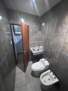 La salle de bains est pourvue de toilettes et d'un lavabo. dans l'établissement Rioja Suites - Duplex Centrico VII., à La Rioja