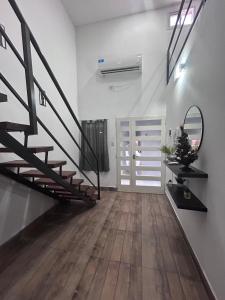 un couloir doté de parquet et d'un escalier en colimaçon dans l'établissement Rioja Suites - Duplex Centrico VII., à La Rioja