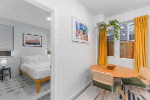 Calm Urban Abode steps to Volunteer Park في سياتل: غرفة بسرير وطاولة وسرير وغرفة نوم