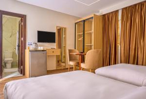 Uma cama ou camas num quarto em Rotana Pyramids View