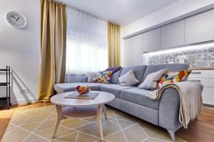 un soggiorno con divano e tavolo di Apartman “Maksimir” a Zagabria