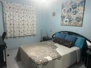 a bedroom with a bed with blue walls at Habitación con baño privado in Gáldar
