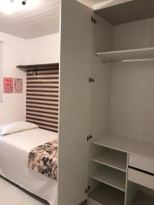 - une chambre avec un lit et un placard dans l'établissement República Descolada! Quarto exclusivo p/ mulheres!, à Florianópolis