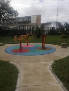einen Spielplatz mitten im Park in der Unterkunft Comodidad y tranquilidad in Ibagué