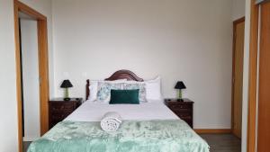 ein Schlafzimmer mit einem großen Bett mit zwei Nachttischen in der Unterkunft Casa da Levada do Arco in Arco da Calheta