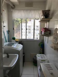 uma pequena casa de banho com lavatório e WC em Santos, 2qts, sacada .prox. a praia (piscina) em Santos