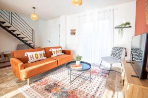 ein Wohnzimmer mit einem Sofa und einem Tisch in der Unterkunft Villa Greux - 6 personnes - New in Montlouis-sur-Loire