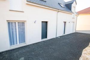 uma entrada em frente a uma casa branca em Villa Greux - 6 personnes - New em Montlouis-sur-Loire