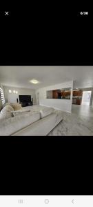 een woonkamer met een groot bed en een piano bij Villa hermosa in Key Largo