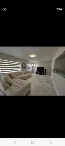 uma grande sala de estar com um sofá e um piano em Villa hermosa em Key Largo