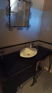 a bathroom with a sink and a mirror at Casa Rural Camino del Alentejo in La Codosera