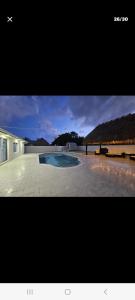 uma fotografia de uma piscina em frente a um edifício em Villa hermosa em Key Largo