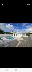 uma fotografia de uma casa com piscina em Villa hermosa em Key Largo