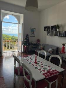 un salon avec une table et un sapin de Noël dans l'établissement Casa Giulia, à Vietri
