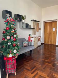 un arbre de Noël au milieu d'un salon dans l'établissement Casa Giulia, à Vietri