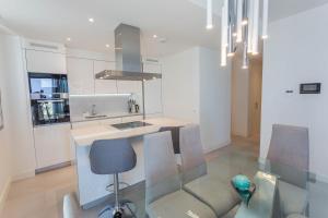 kuchnia ze stołem, krzesłami i zlewem w obiekcie Luxury 2BR Seaviews - Santa Barbara Heights w mieście Fuengirola +37 zdjęć
