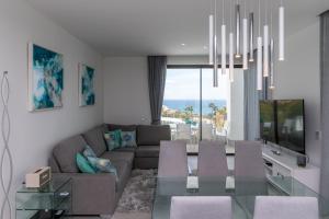 salon z kanapą i szklanym stołem w obiekcie Luxury 2BR Seaviews - Santa Barbara Heights w mieście Fuengirola