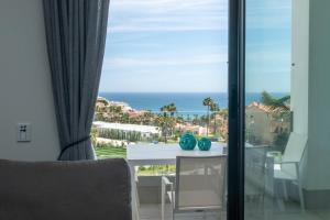 jadalnia z widokiem na ocean w obiekcie Luxury 2BR Seaviews - Santa Barbara Heights w mieście Fuengirola