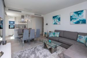 salon z kanapą i stołem w obiekcie Luxury 2BR Seaviews - Santa Barbara Heights w mieście Fuengirola