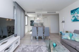 salon z kanapą i jadalnią w obiekcie Luxury 2BR Seaviews - Santa Barbara Heights w mieście Fuengirola