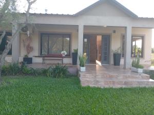 una casa con un banco en el patio delantero en Casa de Campo La Amada, en Federación