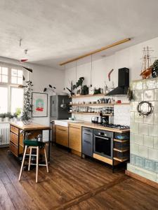 a kitchen with a stove and a counter top at Nastrojowe mieszkanie w centrum in Gdańsk