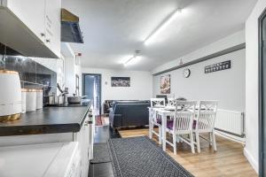 cocina y sala de estar con mesa y sillas en Flat in west midlands en Longford