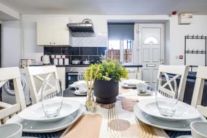 une salle à manger avec une table et des chaises ainsi qu'une cuisine dans l'établissement Flat in west midlands, à Longford