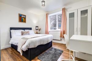 1 dormitorio con cama y ventana en Flat in west midlands en Longford